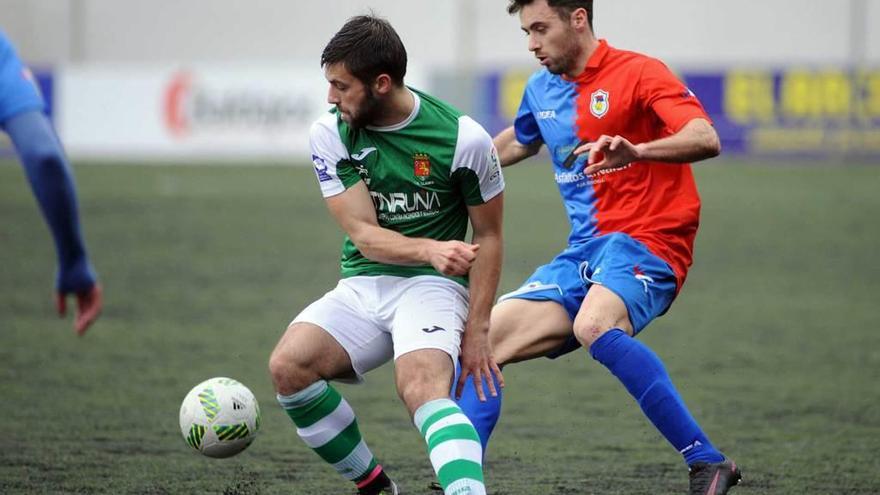 Álvaro Cuello disputa el balón en el choque ante el Llanes.