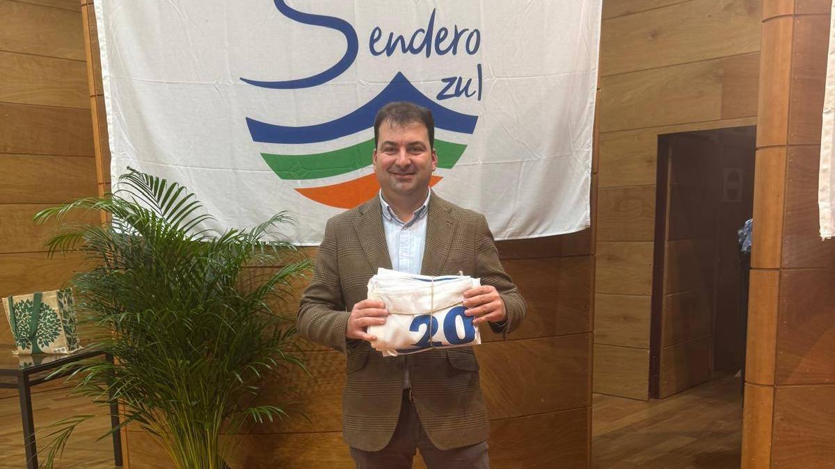 La ruta de la cascada del Nonaya, «única» en España, renueva la bandera de «Senderos Azules»