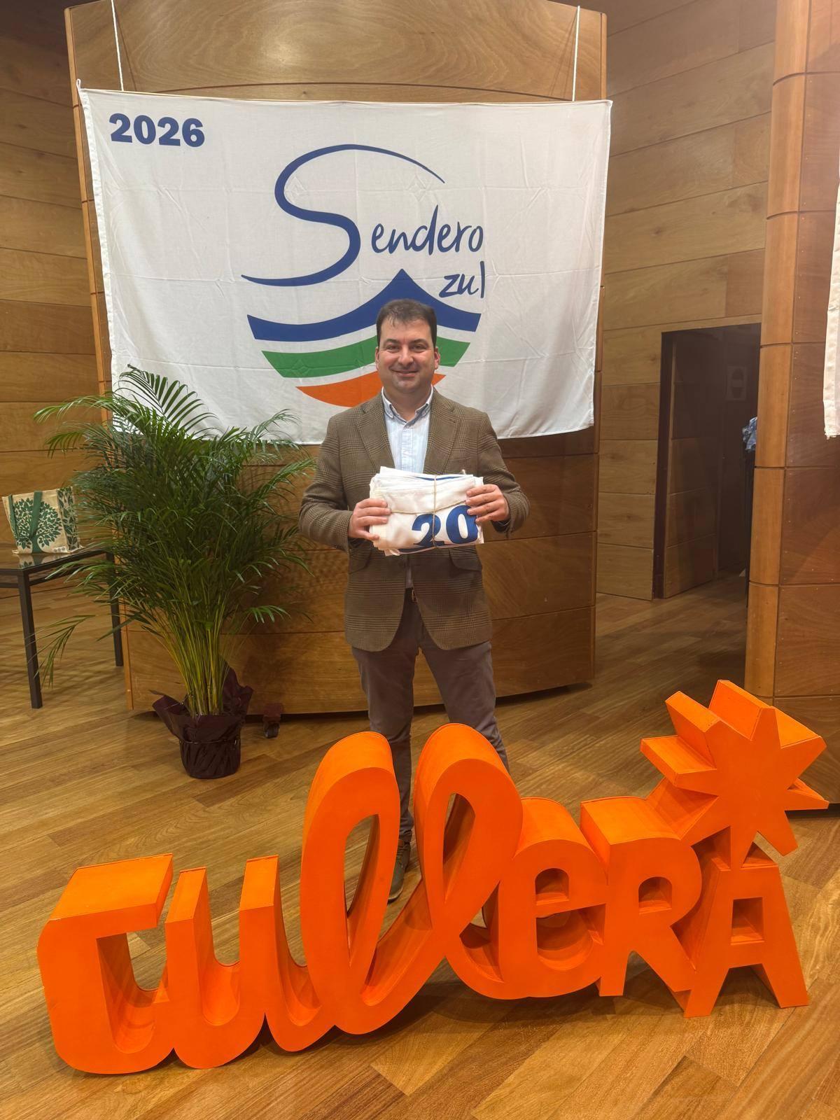 El alcalde de Salas, Sergio Hidalgo, tras recoger la bandera Sendero Azul 2026.