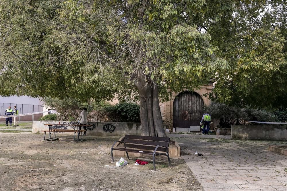 Un hombre pega fuego a una mujer en un parque infantil de Palma