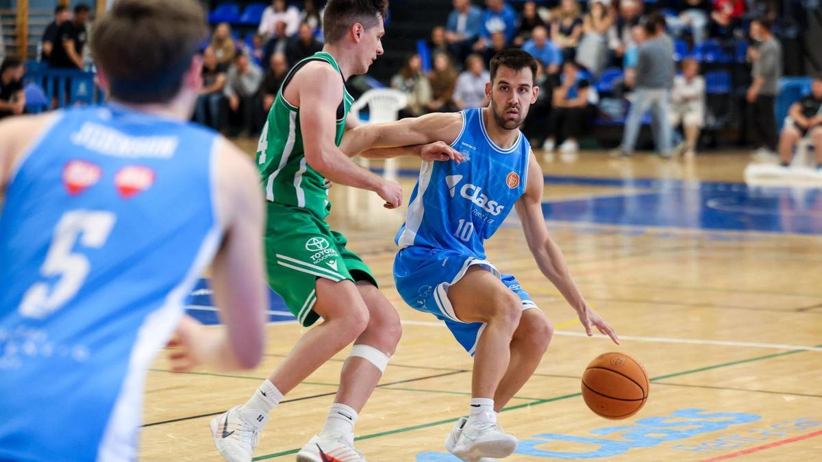 De la Rúa aguanta el balón ante uno de los jugadores del Cáceres.