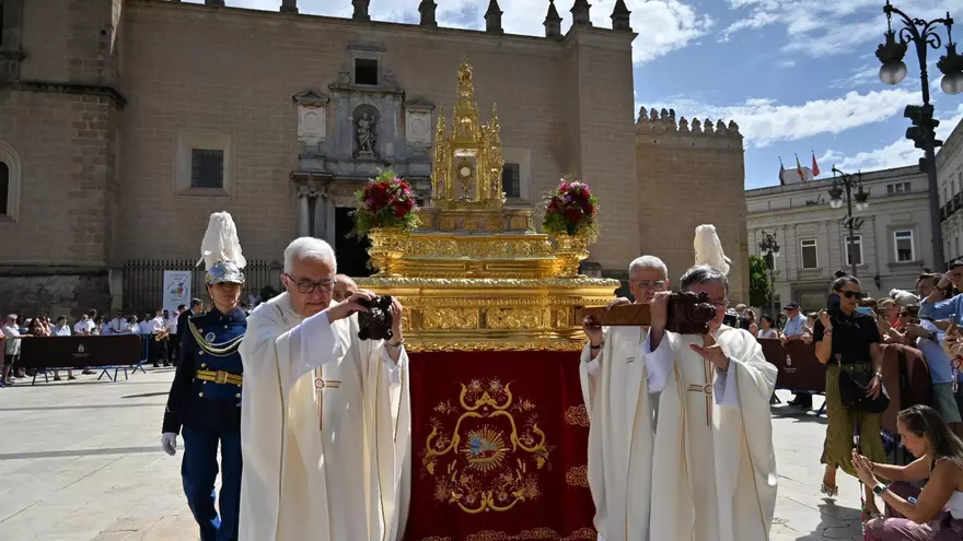 EN VÍDEO | Así ha discurrido la prcesión del Corpus por la plaza de España de Badajoz