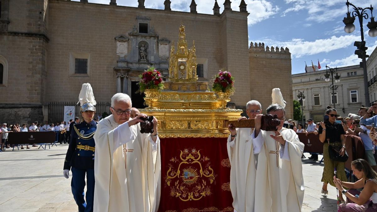 La custodia, a la salida de la Catedral de Badajoz, en la procesión del Corpus.