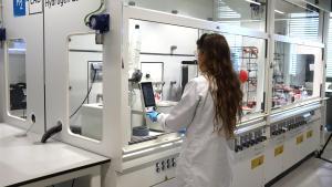 Una investigadora, en el nuevo Laboratorio del Hidrógeno de la UPC.