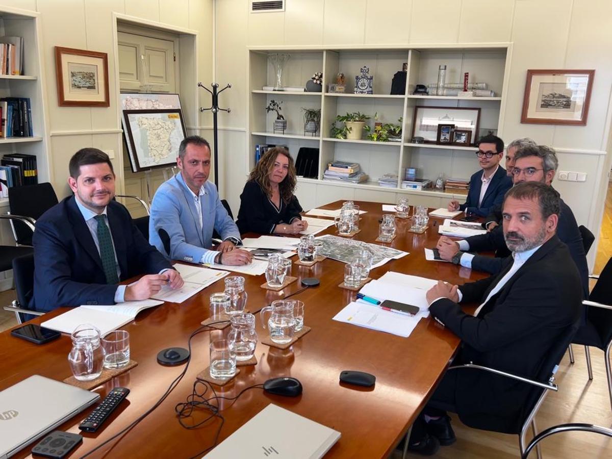 El alcalde Prieto, al frente de la delegación gandiense en la reunión en el Ministerio de Transportes.