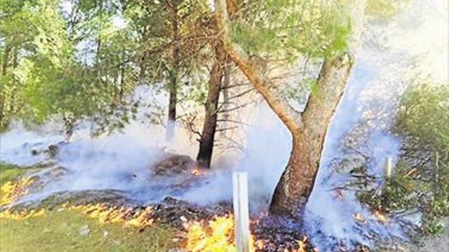 DESALOJAN TRES CASAS EN ALCALÀ POR UN INCENDIO