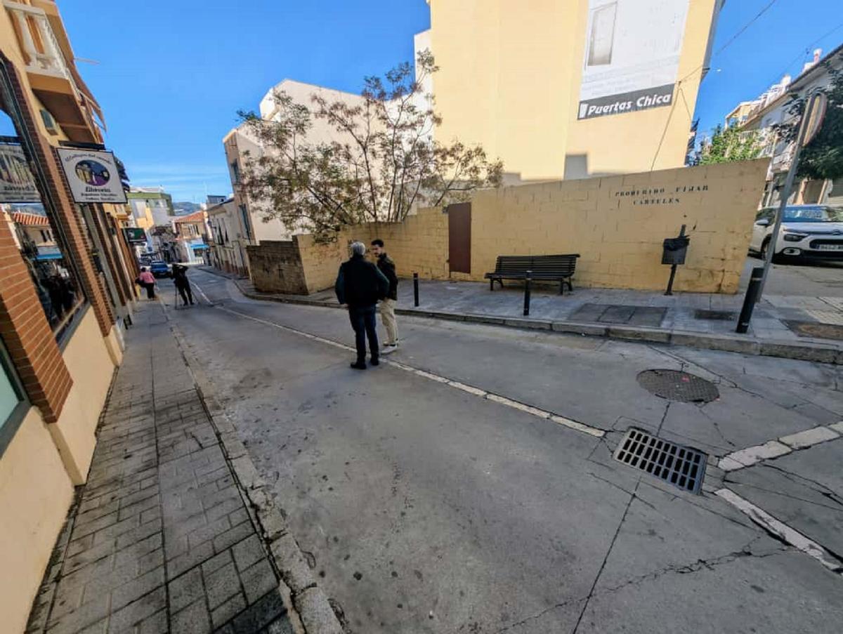 El Consistorio va a adquirir una parcela para retranquear el muro de cerramiento y ensanchar la calle.