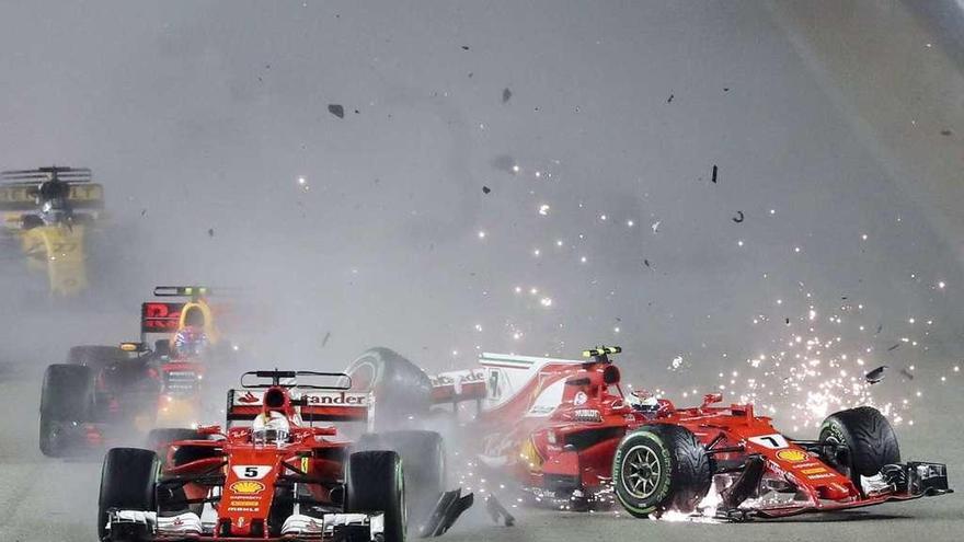 Los monoplazas de Vettel y de Raikkonen tras el choque en el que se vieron implicados.