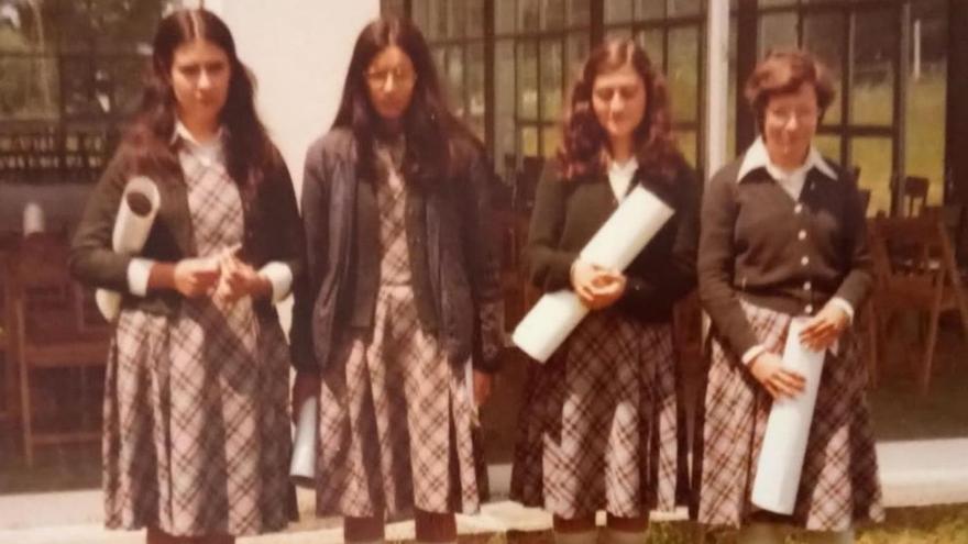 María, segunda por la izquierda, con compañeras del colegio Cristo Rey.   | // LA OPINIÓN