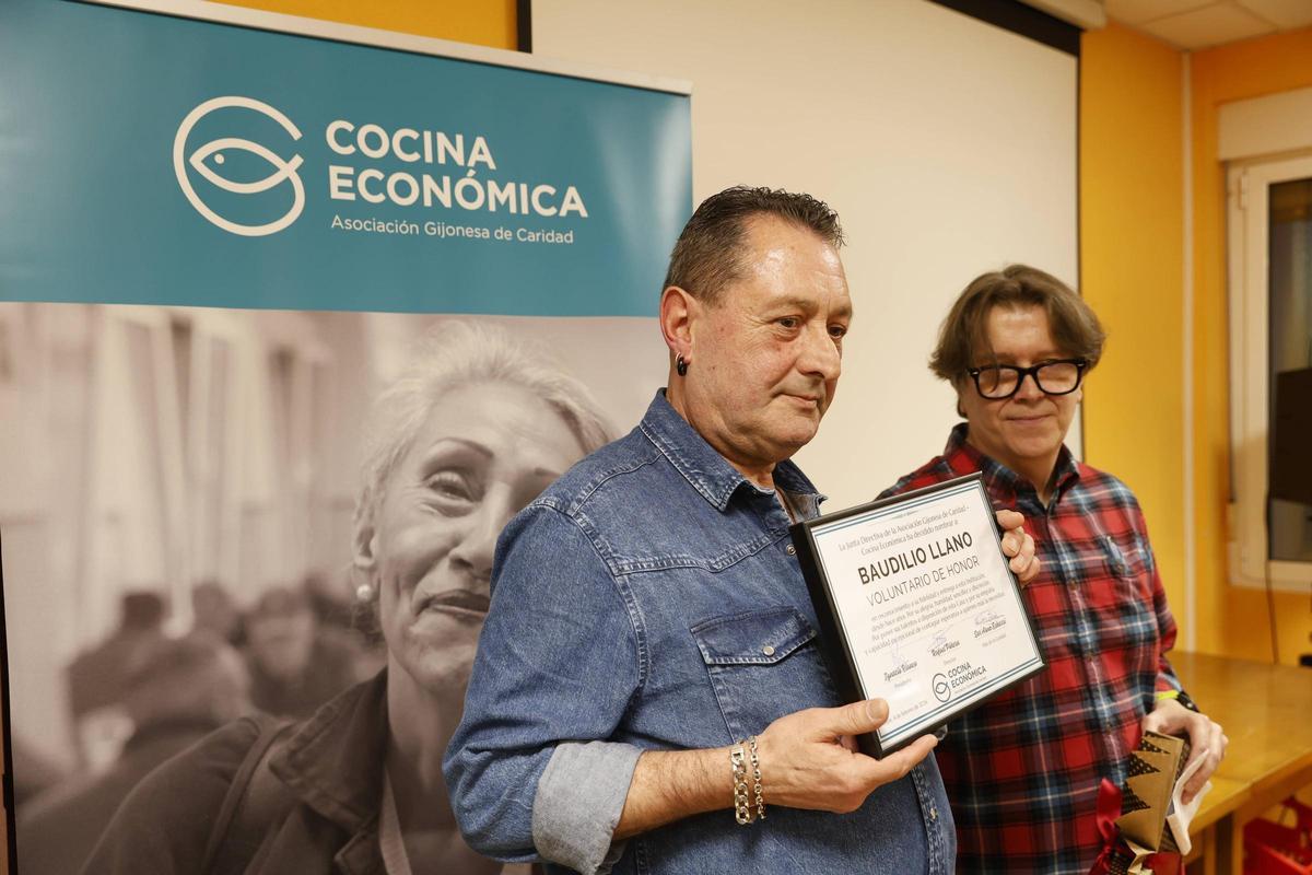 Un ejemplo de "humanidad y entrega": la Cocina Económica de Gijón rinde homenaje a sus voluntarios (en imágenes) Un ejemplo de "humanidad y entrega": la Cocina Económica de Gijón rinde homenaje a sus voluntarios (en imágenes)