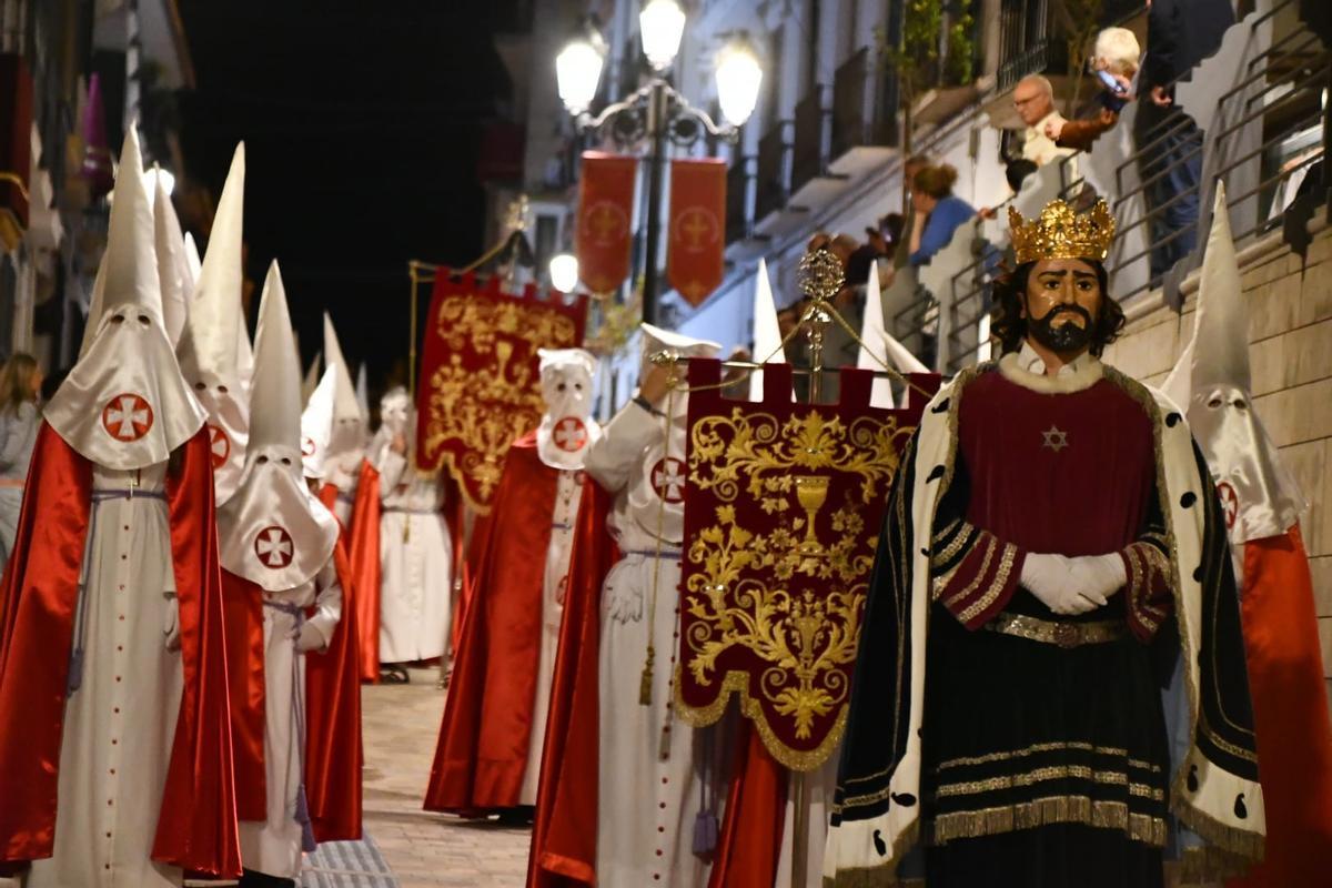 Hermandad de la Magdalena, de la cofradía de Jesús Nazareno de Baena, durante el desfile previo al miserere.