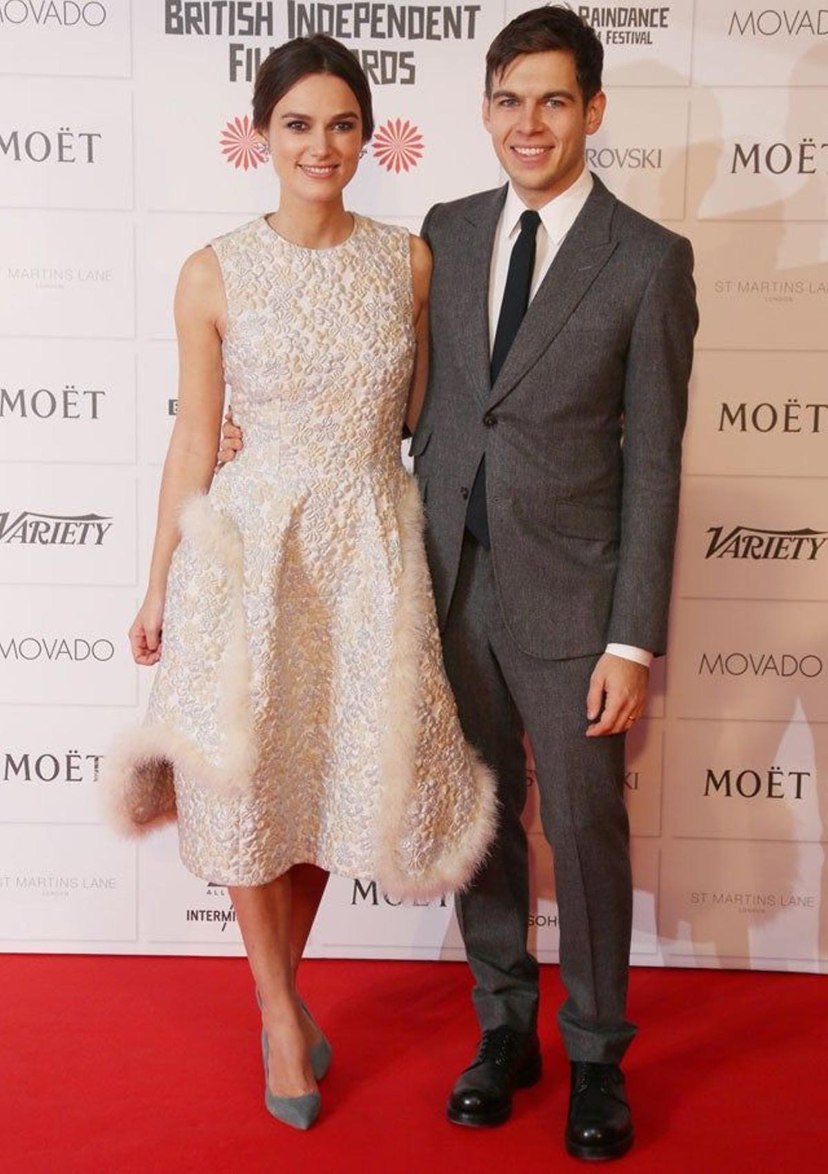 Keira Knightley y su marido, James Righton en la alfombra roja de los premios British Independent Film