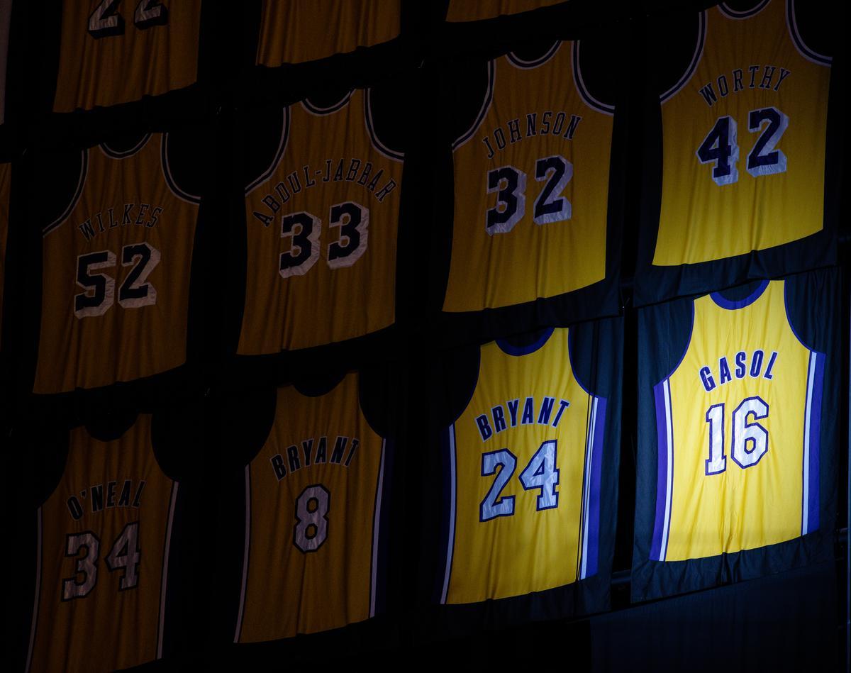 La camiseta de Gasol, ya colocada junto a las de otras leyendas de los Lakers.