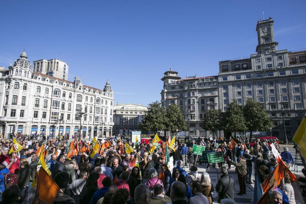 El campo asturiano llena Oviedo con su clamor de cencerros