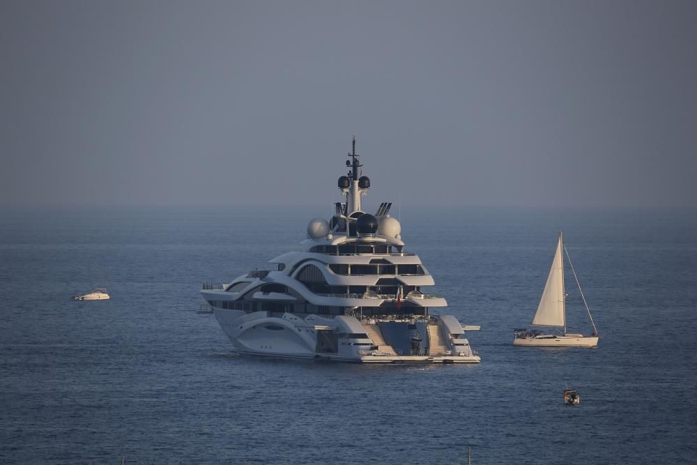 El megayate catarí "Al Lusail" fondea en aguas de Torrevieja. Cuenta con 123 metros de eslora, cuatro cubiertas, 55 tripulantes y 18 camarotes. Y es propiedad del emir de Catar.