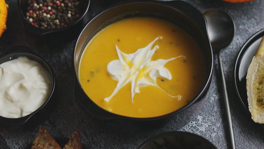 Sopa de calabaza: así puedes preparar el mejor caldo para adelgazar en otoño | Vídeo