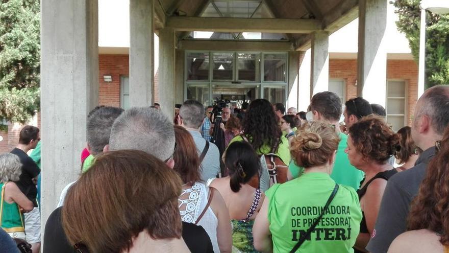 Un momento de la concentración de profesores interinos ante las puerta de la Conselleria en València, hoy