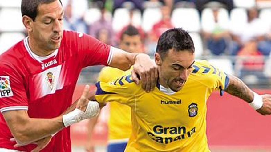 El centrocampista amarillo Momo controla el esférico, presionado por el centrocampista del Real Murcia Acciari