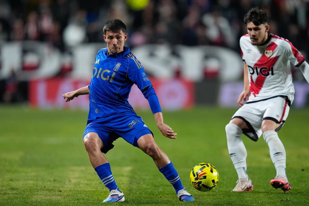 Thiago Fernandez of Real Oviedo plays the ball during the Spanish League, LaLiga EA Sports, football match played between Rayo Vallecano and Real Oviedo at Estadio de Vallecas on March 4, 2026, in Madrid, Spain. AFP7 04/03/2026 ONLY FOR USE IN SPAIN. Dennis Agyeman / AFP7 / Europa Press;2026;SOCCER;SPAIN;SPORT;ZSOCCER;ZSPORT;Rayo Vallecano v Real Oviedo - LaLiga EA Sports