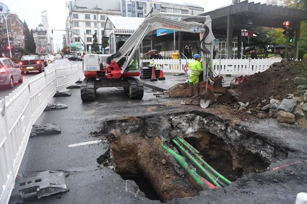 La rotura de una canalización produjo una "caverna interior" que llegó a alcanzar el subsuelo de la calzada.