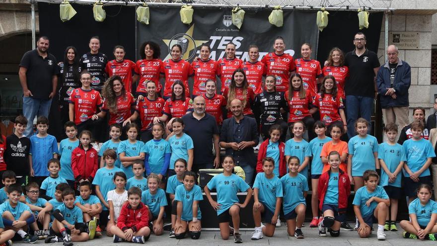 El Club Balonmano Porriño se presenta ante su afición en la Praza do Concello | RICARDO GROBAS