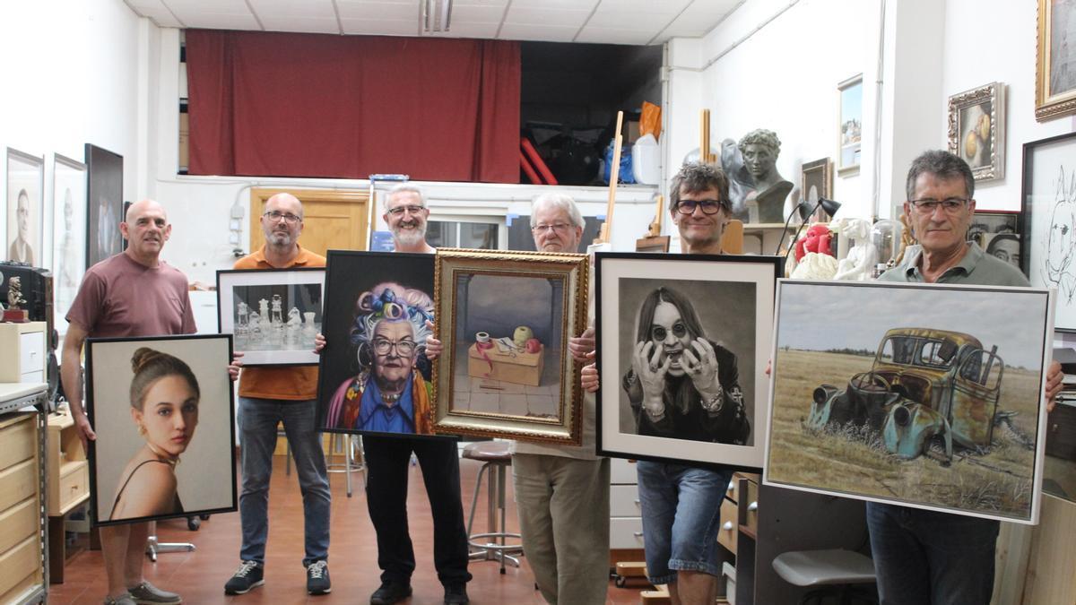 Artistas de 7 Realismo Vivo, con sus obras.