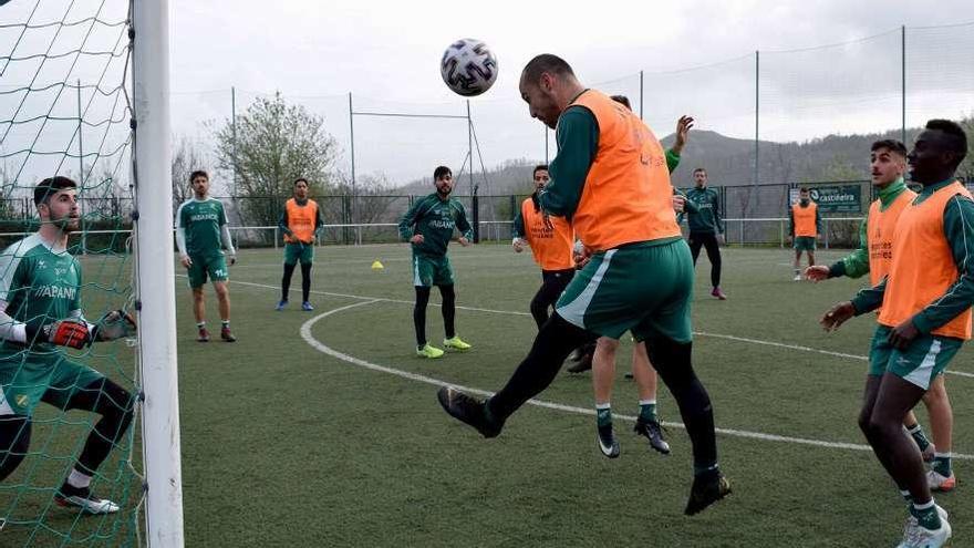 David Añón remata de cabeza durante el entrenamiento de ayer en el campo de Fragoselo. // R.R.