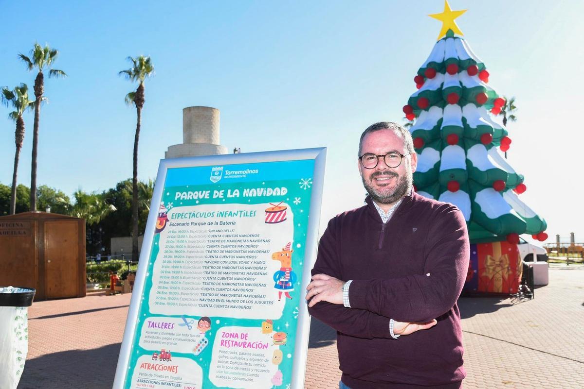 El concejal de Eventos de Torremolinos, José Manuel Ruiz, informa sobre el parque de la Navidad