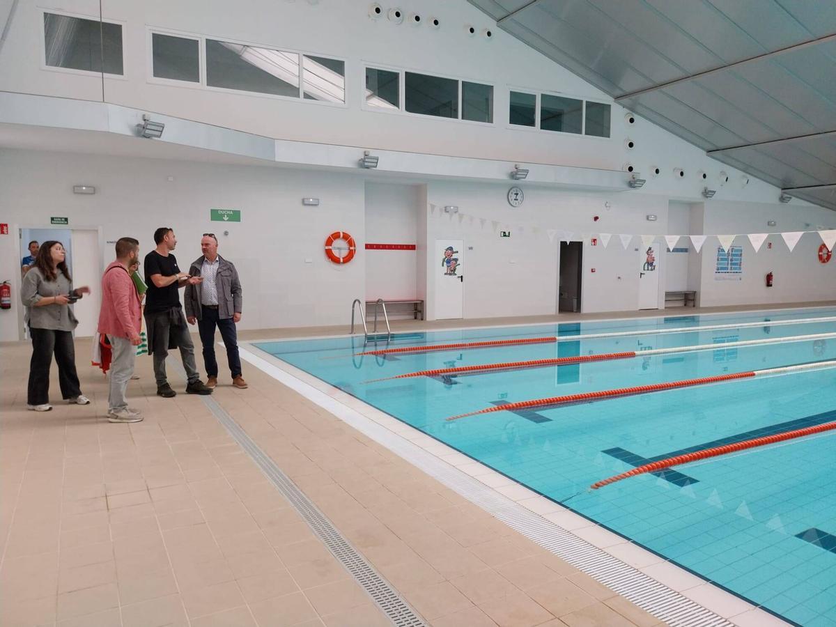 Andrés Eirís junto a Félix Juncal y varios concejales en la visita de la semana pasada a la piscina.