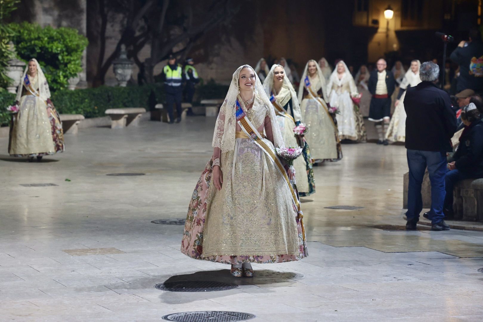 Laura Mengó y su corte coronan la ofrenda a la Virgen