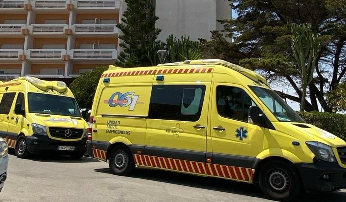 Ambulancias en la zona de La Manga movilizadas para atender a los afectados.