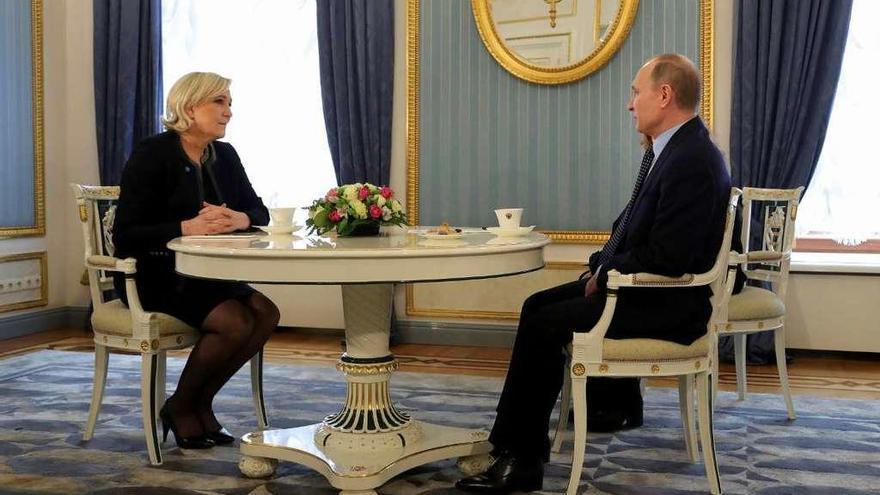 Putin, reunido ayer en el Kremlin con la líder ultraderechista francesa Marine Le Pen. // Reuters