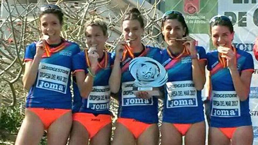 Alessandra Aguilar (2ª por la dcha.), junto a sus compañeras del Clínicas Seoane-Pampín. // FdV