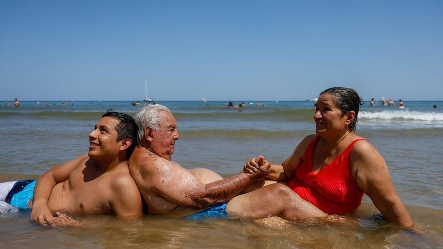 La playa de la Malvarrosa, durante el infierno de calor extremo