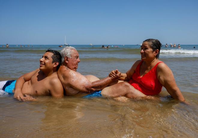 La playa de la Malvarrosa, durante el infierno de calor extremo