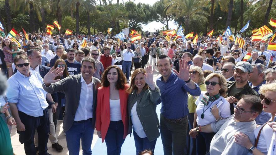 Ayuso se lleva los focos en el acto del PP en València