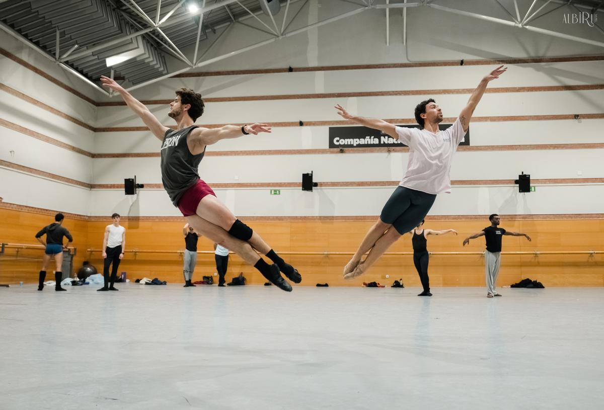 Yanier Gómez Noda y Erez Ilan, durante la preparación de 'Playlist (Track 1, 2)'.