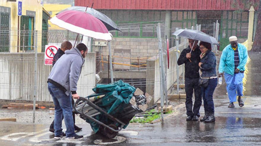Los vecinos de San Mateo sacan los paraguas para protegerse de la lluvia que ayer mojó Gran Canaria.