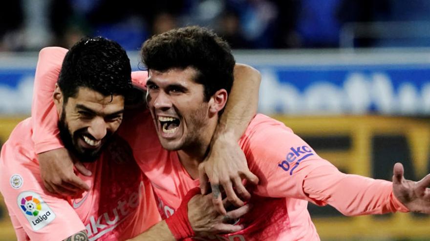 Carles Aleñá celebra un gol junto con Luis Suárez.