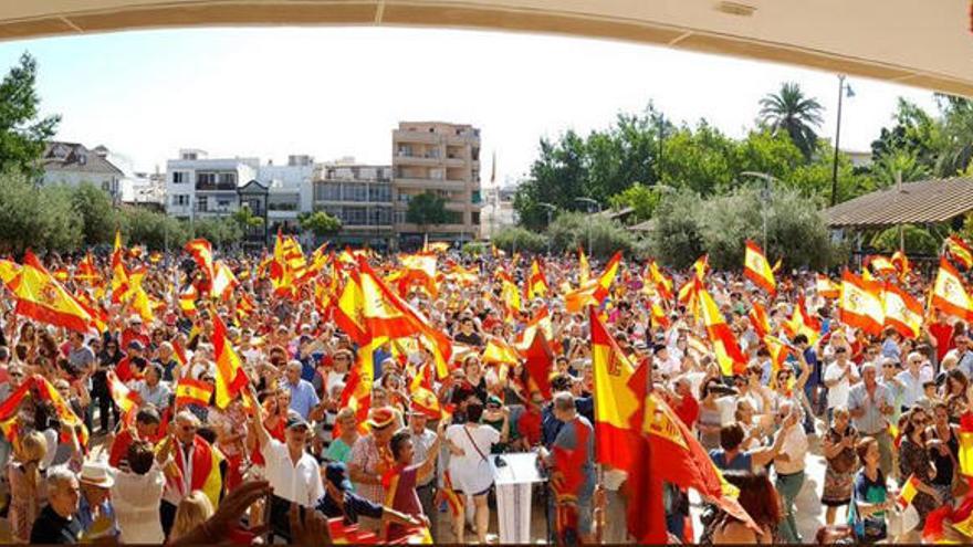 Concentración en la Plaza de España de la localidad.