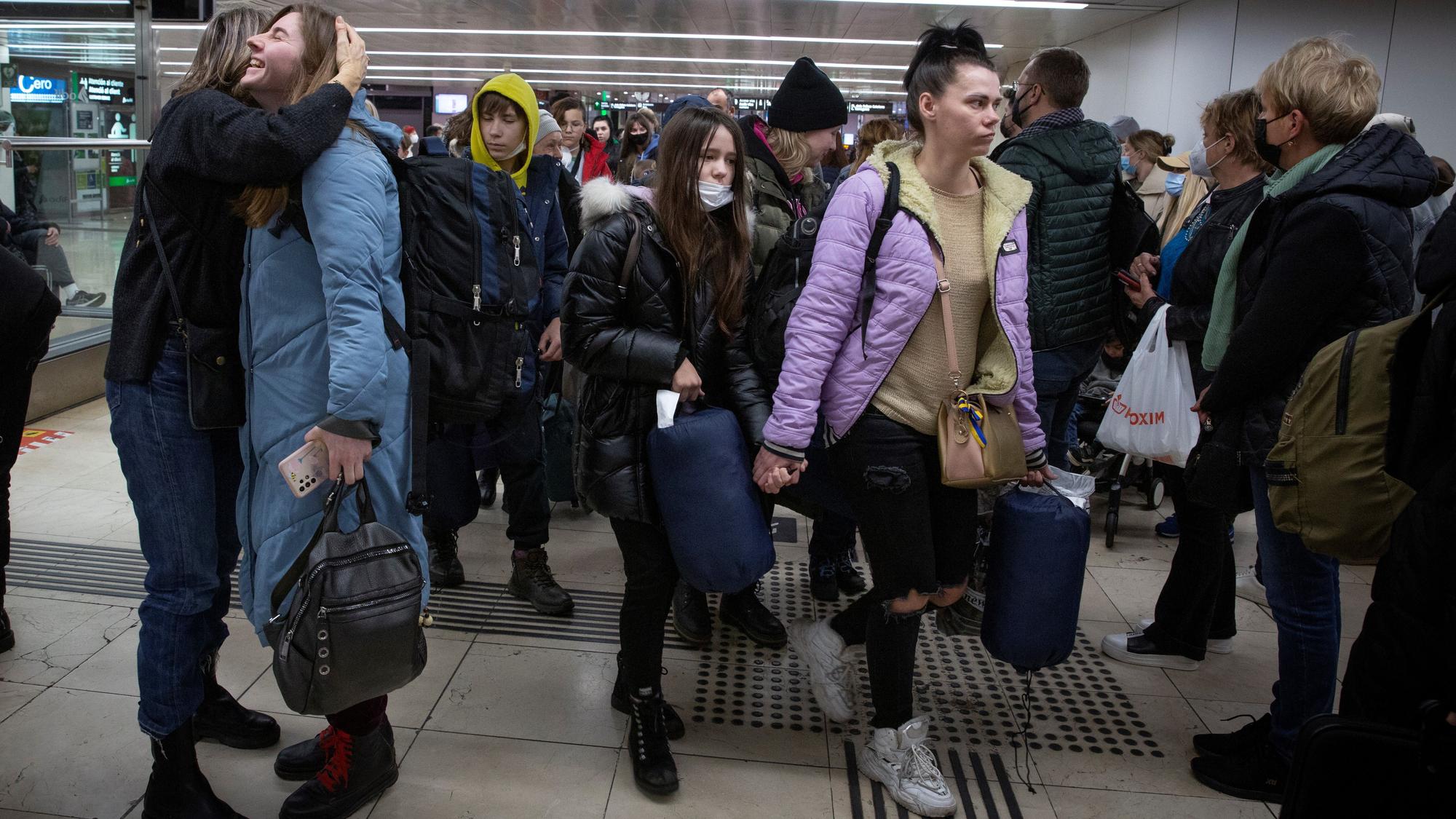 BARCELONA 16/03/2022 SOCIEDAD Llegada de refugiados de la guerra Rusia Ucrania en la Estación de Sants donde los acoge la Cruz Roja Foto ELISENDA PONS