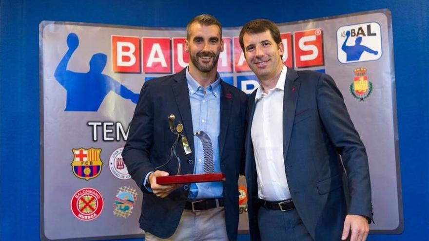 Chispi recoge el trofeo al máximo goleador de la Asobal