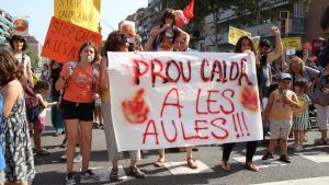 Familias de escuelas de Barcelona cortan la Meridiana para denunciar el calor en las aulas.