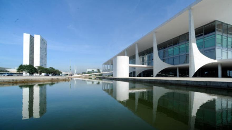 Vista general del Palacio del Planalto (d) y el Congreso Nacional (i), diseñados por el arquitecto Óscar Niemeyer