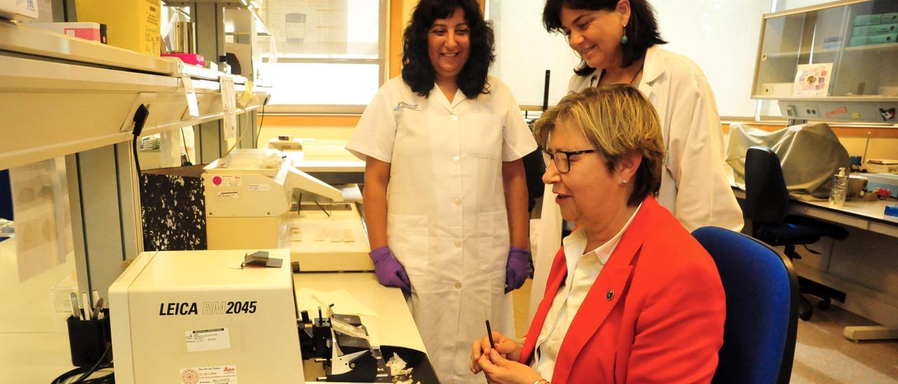 La conselleira de Mar, Rosa Quintana, y la directora del Intecmar, Covadonga Salgado, junto a una trabajadora del Intecmar.