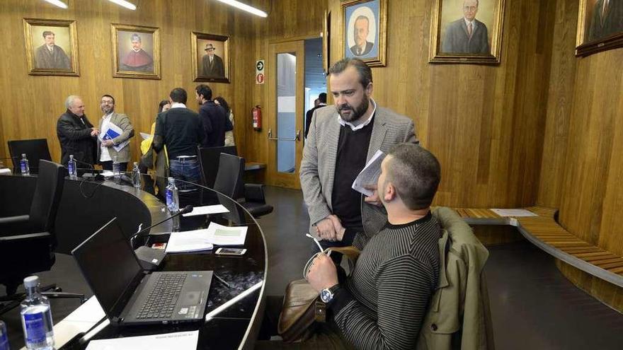 Rafael Cuíña y Juan José Cruz se dan la mano, ya con el pleno finalizado. // Bernabé/Javier Lalín