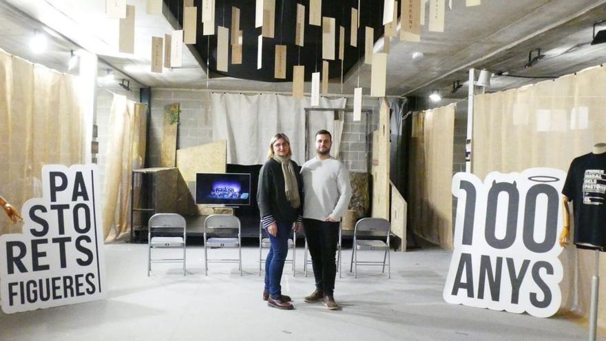 Els comissaris de l’exposició, Martina Prat i Jordi Pont, donen la benvinguda a la mostra. | JORDI BLANCO