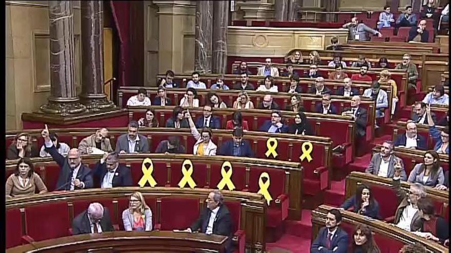 El Parlament aprueba una resolución contra el Rey