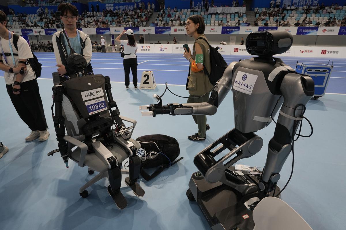 Robots de todo tipo participan en los Juegos Mundiales de Robots Humanoides celebrados en Pekín, China, el viernes 15 de agosto de 2025. (AP Photo/Ng Han Guan)