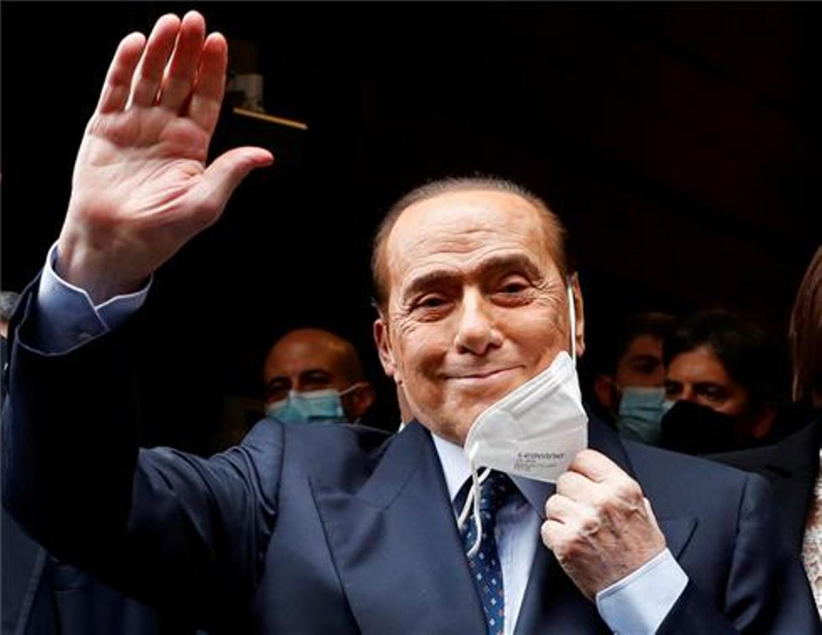 Berlusconi inicia la carrera per a la presidència de la República i s’exhibeix vacunant-se